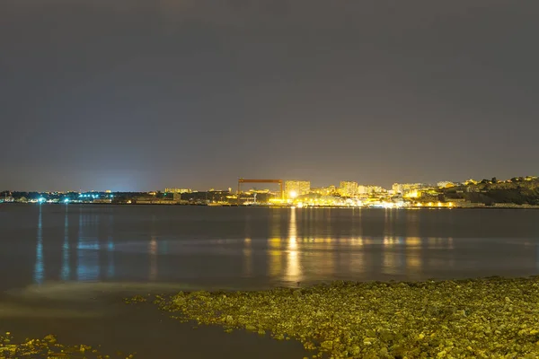 Oude roestige scheepswerf in Portugal bij nacht. — Stockfoto