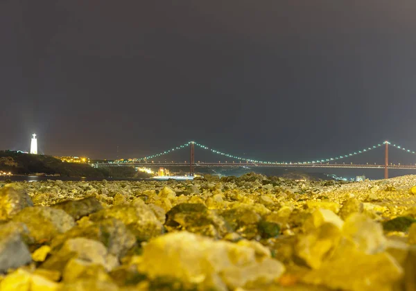 Ponte del 25 aprile a Lisbona di notte . — Foto Stock