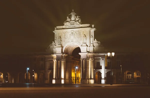 Триумфальная арка Руа Аугуста в Лиссабоне ночью . — стоковое фото