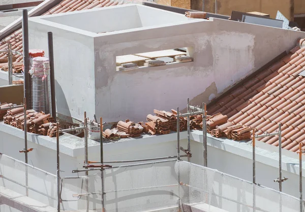 Çatıda doğal Seramik Karo istifleme.