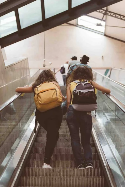 Metro'da elektrik yürüyen merdiven kullanarak yolcu. — Stok fotoğraf