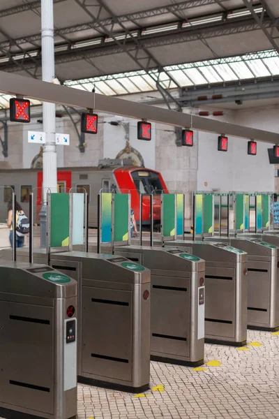 Torniquetes electrónicos en la terminal de la estación de tren . —  Fotos de Stock