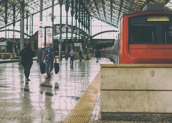 Comboio interurbano no terminal da estação ferroviária . — Fotografia de Stock