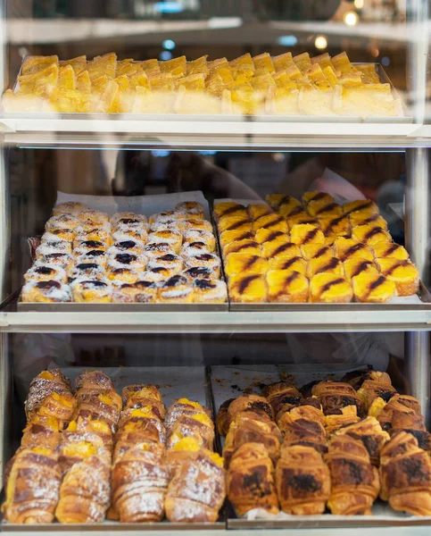 Pasticcini tradizionali portoghesi. Panini con crema pasticcera . — Foto Stock