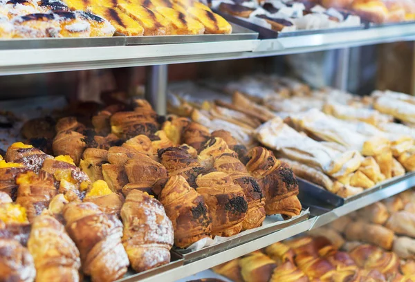 Portugisiska traditionella bakverk. Bullar med vaniljkräm. — Stockfoto