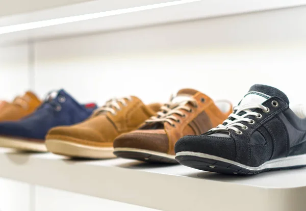 Collection of men's shoes in the store. — Stock Photo, Image