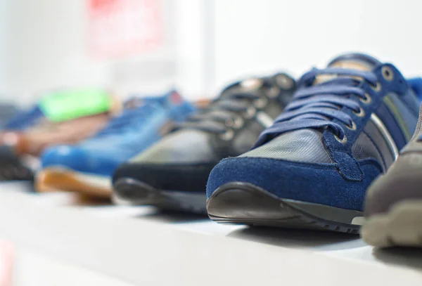 Colección de zapatos de hombre en la tienda . — Foto de Stock