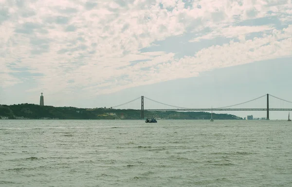 Puente del 25 de abril en Lisboa . — Foto de Stock