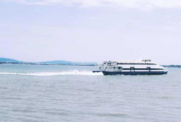 Pasajero ferry navegando a lo largo del río . — Foto de Stock