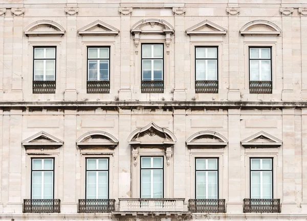 Fachada do antigo prédio de apartamentos com varandas . — Fotografia de Stock