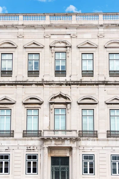 Fachada do antigo prédio de apartamentos com varandas . — Fotografia de Stock