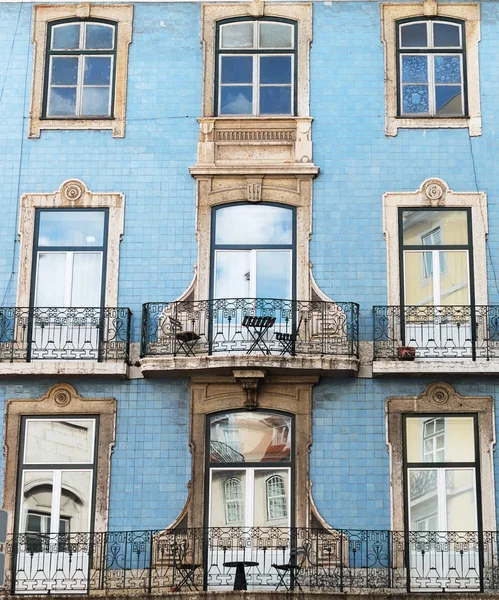 발코니와 오래 된 아파트 건물의 외관. — 스톡 사진