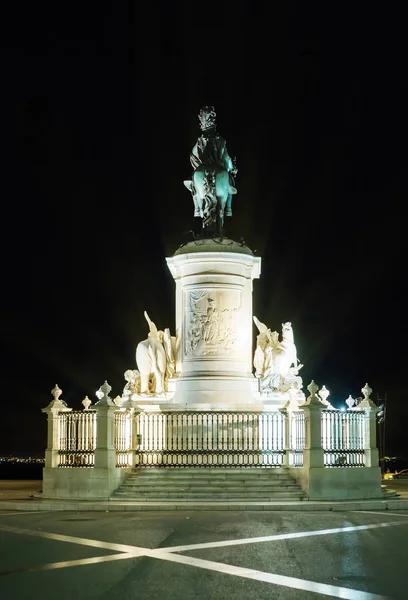 Triumphale rua augusta bogen und statue dom jose in Lissabon bei nacht. — Stockfoto
