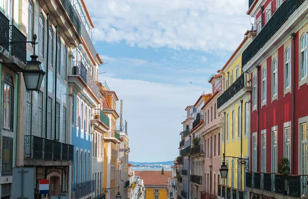 Belle vieille rue colorée à Lisbonne . — Photo