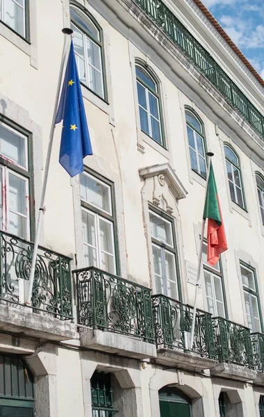 Bandera de la Unión Europea y Portugal en la fachada del edificio . — Foto de Stock