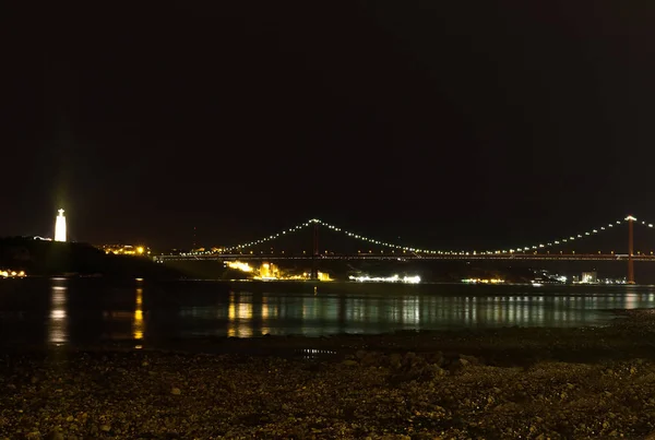 Bron över 25 april i Lissabon nattetid. — Stockfoto