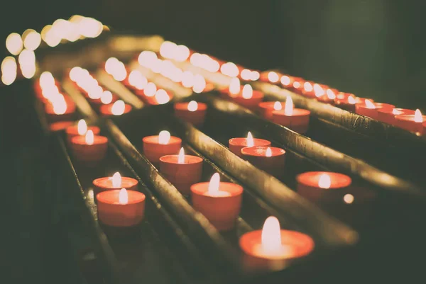 Зажигание свечей на алтаре в церкви . — стоковое фото