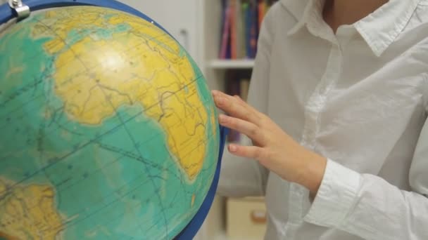 La bambina sta studiando il globo a casa . — Video Stock