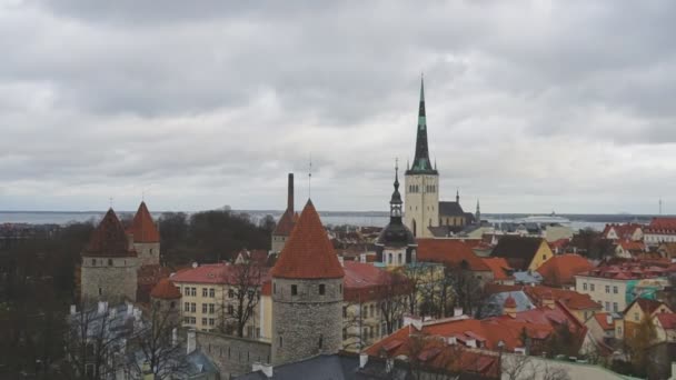 Hösten utsikt över gamla staden. Estland, Tallinn. — Stockvideo