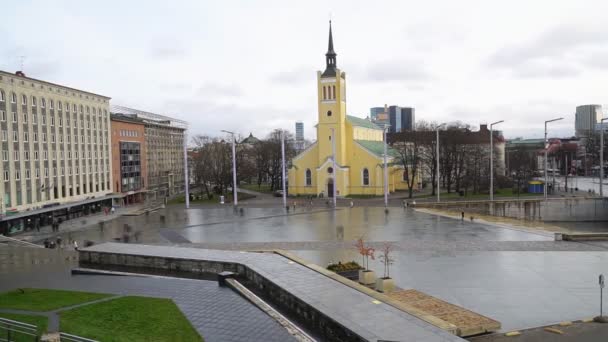 Vrijheidsplein en St. John's kerk in Tallinn. — Stockvideo