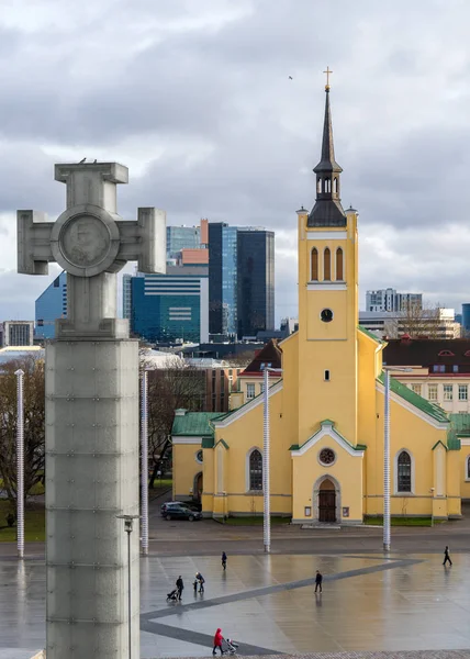 Guerra di indipendenza Colonna della Vittoria e Chiesa di San Giovanni a Tallinn . — Foto Stock