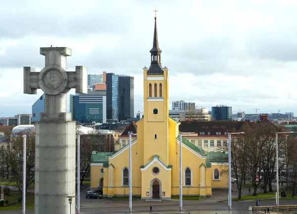 Guerra di indipendenza Colonna della Vittoria e Chiesa di San Giovanni a Tallinn . — Foto Stock