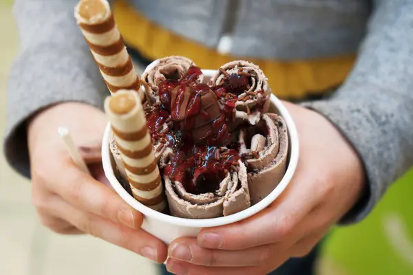 L'enfant tient de la glace hocolée . — Photo