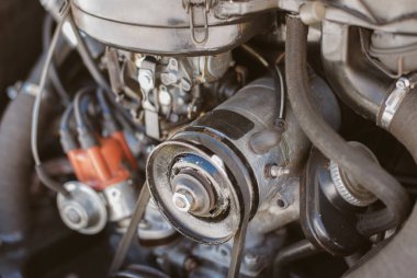 Retro araba motoru görünümünü yakın çekim.