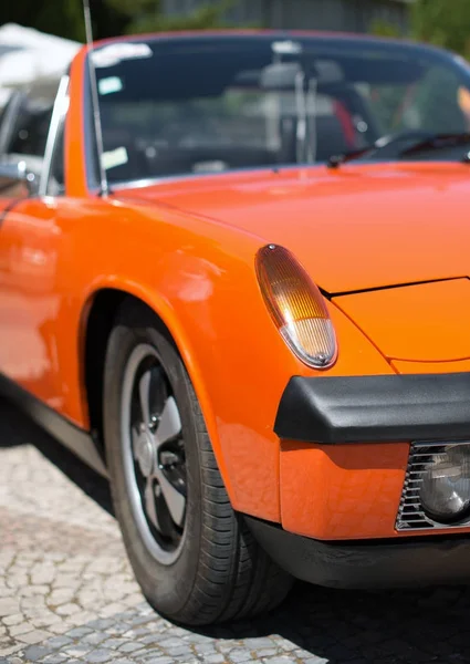 Close-up beeld van Oranje retro auto koplamp. — Stockfoto