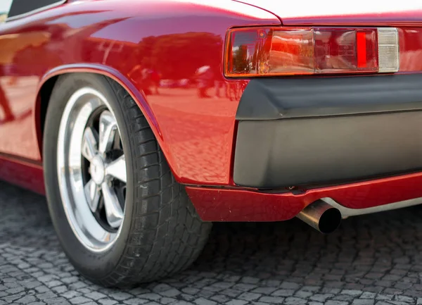 Vista de close-up do farol do carro retro vermelho . — Fotografia de Stock