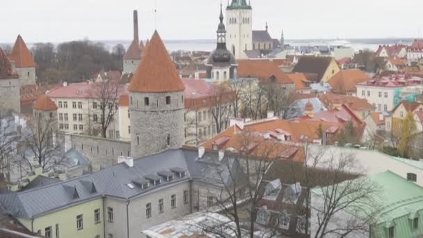 Herfst zicht op oude stad. Estland, Tallinn. — Stockvideo