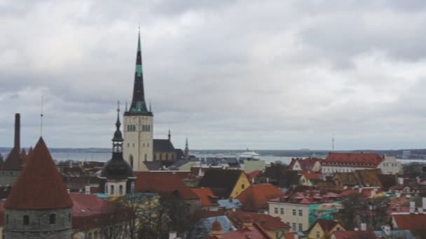 Eski şehir sonbahar manzarası. Estonya, Tallinn. — Stok video