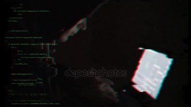 Internet suç kavramı. Hacker dizüstü bilgisayar ile.