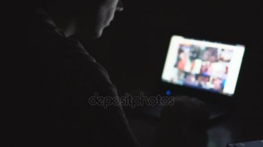 Porno siteleri geceleri gizlice izleyen adamım.