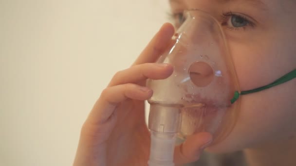 Meisje met masker voor inhalatie. — Stockvideo