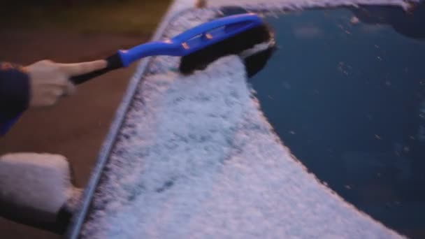 L'uomo pulisce l'auto dalla neve la mattina presto . — Video Stock