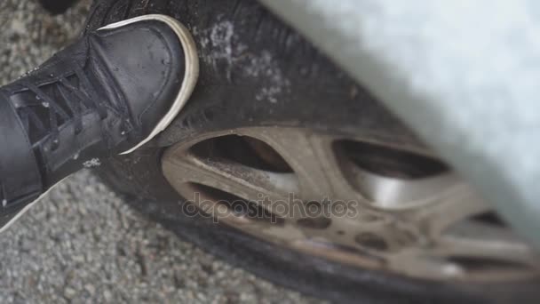 Vista de perto do pneu furado no inverno . — Vídeo de Stock