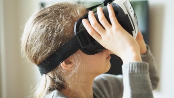 Liten flicka i Vr-headsetet hemma. — Stockvideo