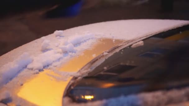 Man cleans car from snow in the early morning. — Stock Video