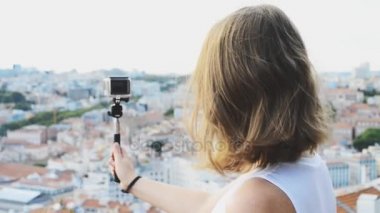 Kadın yolcu ile çekim video fotoğraf makinesi.