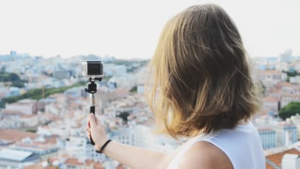Женщина-путешественница с камерой съемки видео . — стоковое видео