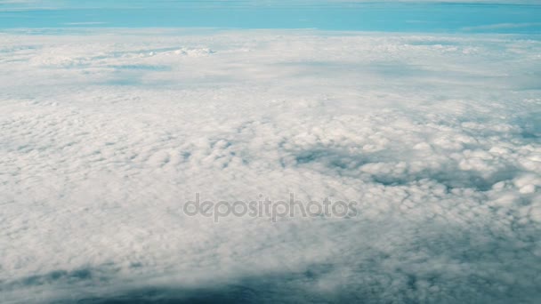 Όμορφα σύννεφα που καταγράφηκαν από το αεροπλάνο παράθυρο. — Αρχείο Βίντεο