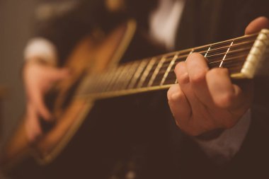 Gitar çalmaya tanınmayan kadın müzisyen.