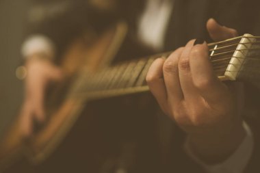 Gitar çalmaya tanınmayan kadın müzisyen.