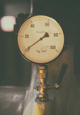 Vintage eski Manometre görünümünü yakın çekim göstergesi.