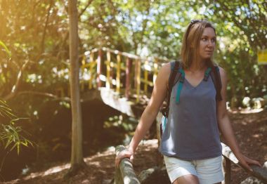 Ormanda sırt çantalı bir kadın..