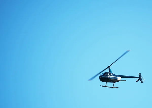 Mały prywatny helikopter na niebie. Miejsce dla tekstu. — Zdjęcie stockowe