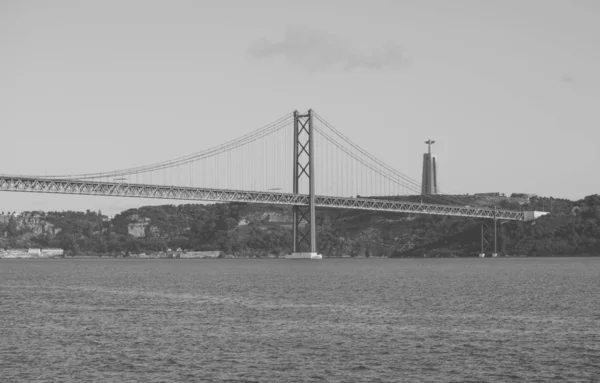 Mostem 25. dubna v Lisabonu. Černá a bílá. — Stock fotografie