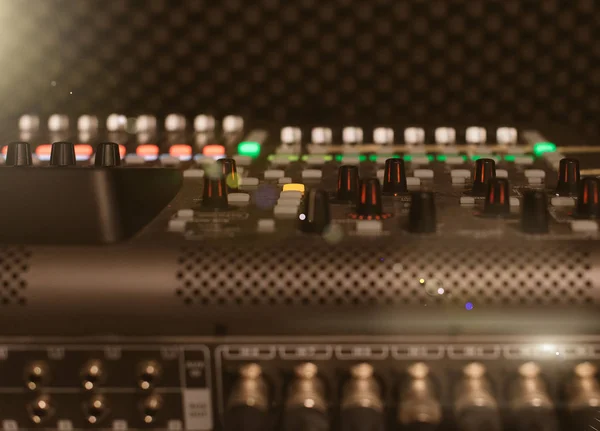 Професійна аудіо-мікшерна консоль в студії . — стокове фото