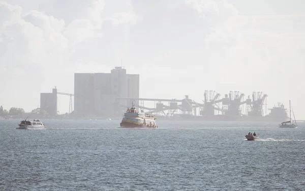 Molte navi sul fiume Tago. Dietro il terminal portuale con gru . — Foto Stock